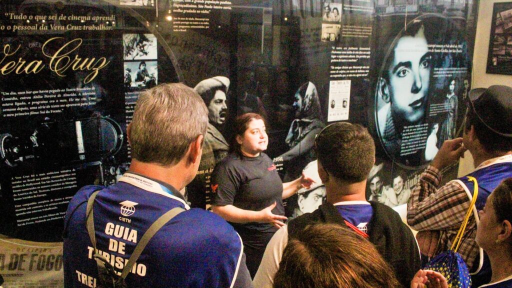 Verônica Ferreira faz Monitoria para grupo no Museu Mazzaropi.